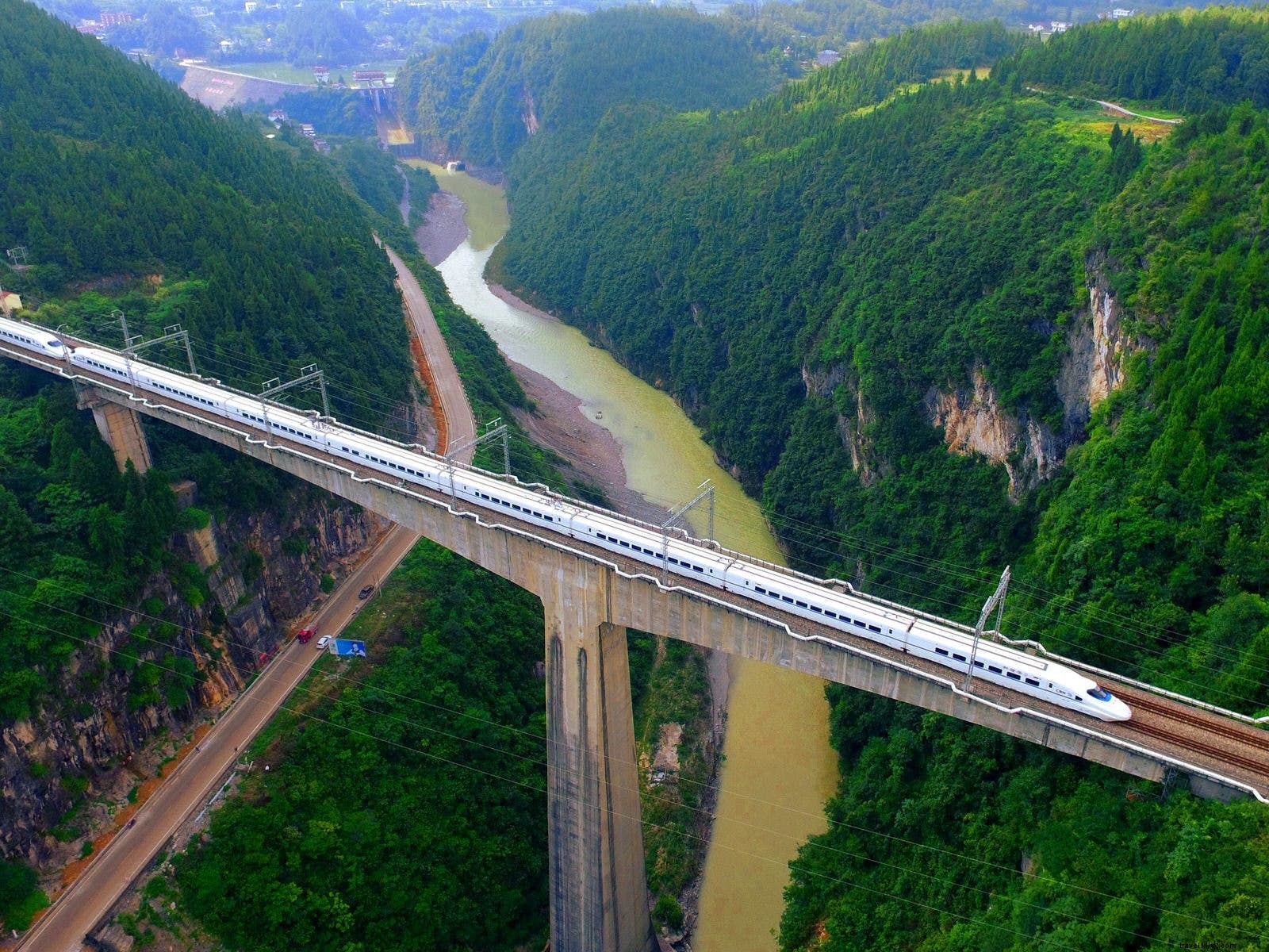 中国で体験する壮大な高速鉄道の旅